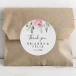 Elegantes Rosa Blush Floral Danke Gastgeschenk Hoc Runder Aufkleber<br><div class="desc">Dieses elegante rosa blütenfarbene Blumenmotiv mit dem klassischen Rundaufkleber der Gastgeschenk Hochzeit ist perfekt für eine moderne Hochzeit. Das Design ist mit handgezeichnet rosa blüten Rose und Pfannkuchen mit grünen und grauen Blätter, inspirierend natürliche Schönheit. Machen Sie den Aufkleber mit Ihren eigenen Namen, der Veranstaltung (falls zutreffend) und dem Datum...</div>