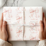 Elegantes rosa Bow Wrapping Paper Geschenkpapier<br><div class="desc">Mit diesem eleganten rosa Wrapping Paper fügen Sie Ihrem Geschenk eine Touch der Eleganz hinzu. Dieses Design mit zarten,  sanften rosafarbenen Bögen auf weißem Hintergrund ist perfekt für Duschen,  Geburtstage und andere besondere Anlässe.</div>