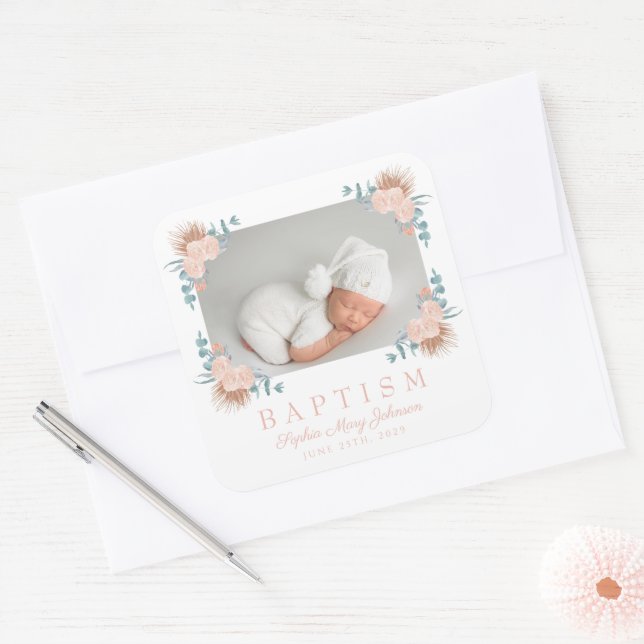 Elegantes Rosa Floral Girl Taufe Foto Quadratischer Aufkleber (Umschlag)