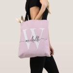 Elegantes Rosa Girly Personalisiert Mit Monogramm Tasche<br><div class="desc">Girly Modern Simple Blush Pink Elegant Monogram Initial Name Signature Script Custom Personalisiert Tote Bag. Dieses Design mit Ihrem Vornamen in einem hübschen handgeschriebenen Stil Swash Schwanz Schriftart Typografie (oder Kalligrafie) mit Monogramm initial in weiß und grau auf rot oder hellrosa Hintergrund. Große Frauengeschenke zum Geburtstag, Weihnachten, süße 16 Geburtstagsfeier,...</div>