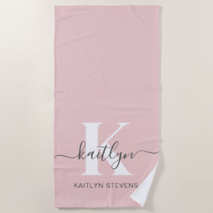 Elegantes Rosa-Hauch-Grau-Script-Monogramm Strandtuch