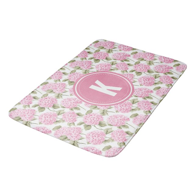 Elegantes rosa Hydragea-Blume Muster Monogramm Badematte (Schrägansicht)