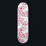 Elegantes rosa Kirschblossom Wasserfarben Skateboard<br><div class="desc">Dieses elegante, künstlerische und mädchenhafte Muster ist perfekt für die Sommer- oder Frühjahrssaison. Es verfügt über handbemaltes Rosa, Beerenrosa, helles Rot und staubige braune japanische Kirschblüten, Blume, Blüten und Äste auf einem schlichten, weißen Hintergrund. Es ist hübsch, modern, süß, einzigartig, trendig und originell. Stilisieren Sie mit handgemalten Drucken des Künstlers...</div>