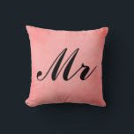 Elegantes rosa Pergament Mr. and Mrs. Kissen<br><div class="desc">Fügen Sie Ihrem Zuhause dekorative Eheglücke mit elegantem rosa Pergament "Mr. and Mrs." hinzu. Kissen.  Mit "Mr." in kursivem,  schwarzem Schriftart,  einem hübschen rosa Pergament-Design,  können Sie dieses Kissen nach Belieben anpassen.</div>