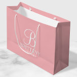 Elegantes Rosa Personalisierte Bridesmaid Große Geschenktüte<br><div class="desc">Eleganter Blush Pink Personalisiert Bridesmaid Geschenke mit personalisierten Monogramm in weißem elegantem Kalligraphie Schriftart Stil mit Name und Titel der Brautjungfrau in Weiß Klassik Serif Schriftart Stil auf rot rosa Hintergrund. Auch perfekt für die Trauzeugin,  Blumenmädchen,  Brautmutter und vieles mehr.</div>