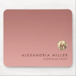 Elegantes rosa Rose Gold Monogramm Mousepad<br><div class="desc">Elegantes Monogramm-Design mit luxuriösem,  brushed metallischem Goldmedaille; elegante feminine Typografie mit personalisiertem Namen und Titel unten auf einem Gradientenhintergrund in Rosa Rosengold. Personalisieren Sie Ihre individuelle Verwendung.</div>