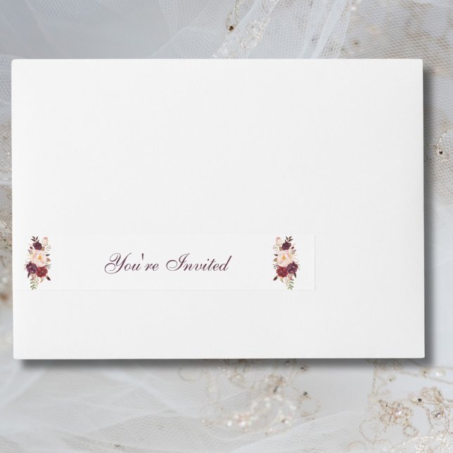 Elegantes Rosa und Burgund Rose Bouquet Wedding Rundum-Adressaufkleber (Von Creator hochgeladen)