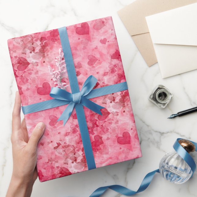 Elegantes rosa und rotes Herz-Umschlagpapier Geschenkpapier (Schenken)