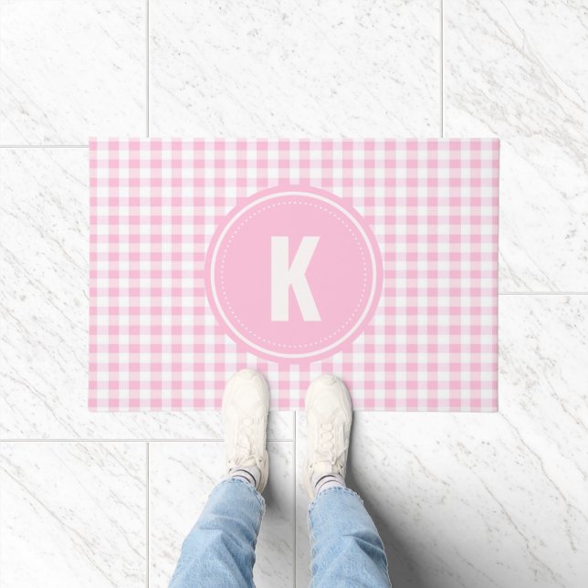 Elegantes rosa-weißes Gingham-Muster-Monogramm Fußmatte (Indoor)