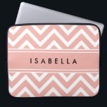 Elegantes rosa Zickzack Muster Girly Imitate Rose Laptopschutzhülle<br><div class="desc">Schützen Sie Ihr Notebook stilvoll mit einer schicken, modernen Hülle. Das Design zeichnet sich durch eine hübsche rosa Imitat Rose Goldfolie Zickzack Zickzack-Muster und Streifen, und Ihren Namen oder andere personalisierte Text in einem einfachen schwarzen Typografie-Schriftart. Dieses elegante und trendige Computergehäuse ist ein stilvolles Geschenk für sie.</div>