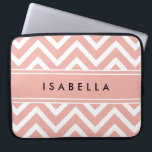 Elegantes rosa Zickzack Muster Girly Imitate Rose  Laptopschutzhülle<br><div class="desc">Schützen Sie Ihr Notebook stilvoll mit einer schicken,  modernen Hülle. Das Design zeichnet sich durch eine hübsche rosa Imitat Rose Goldfolie Zickzack Zickzack-Muster und Streifen,  und Ihren Namen oder andere personalisierte Text in einem einfachen schwarzen Typografie-Schriftart. Dieses elegante und trendige Computergehäuse ist ein stilvolles Geschenk für sie.</div>