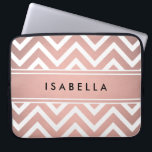 Elegantes rosa Zickzack Muster Girly Imitate Rose  Laptopschutzhülle<br><div class="desc">Schützen Sie Ihr Notebook stilvoll mit einer schicken,  modernen Hülle. Das Design zeichnet sich durch eine hübsche rosa Imitat Rose Goldfolie Zickzack Zickzack-Muster und Streifen,  und Ihren Namen oder andere personalisierte Text in einem einfachen schwarzen Typografie-Schriftart. Dieses elegante und trendige Computergehäuse ist ein stilvolles Geschenk für sie.</div>