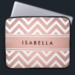 Elegantes rosa Zickzack Muster Girly Imitate Rose  Laptopschutzhülle<br><div class="desc">Schützen Sie Ihr Notebook stilvoll mit einer schicken,  modernen Hülle. Das Design zeichnet sich durch eine hübsche rosa Imitat Rose Goldfolie Zickzack Zickzack-Muster und Streifen,  und Ihren Namen oder andere personalisierte Text in einem einfachen schwarzen Typografie-Schriftart. Dieses elegante und trendige Computergehäuse ist ein stilvolles Geschenk für sie.</div>