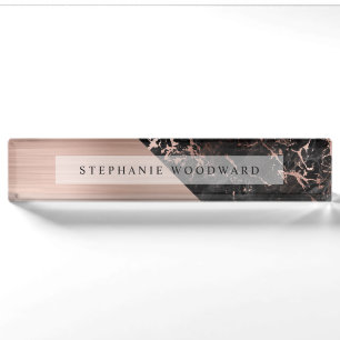 Elegantes Roségold mit gebürstetem Metall und schw Namensplakette