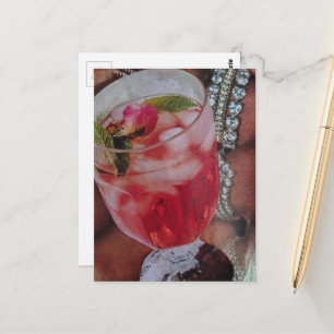 Elegantes Rosengetränk und Juwelen Mixed Media Col Postkarte