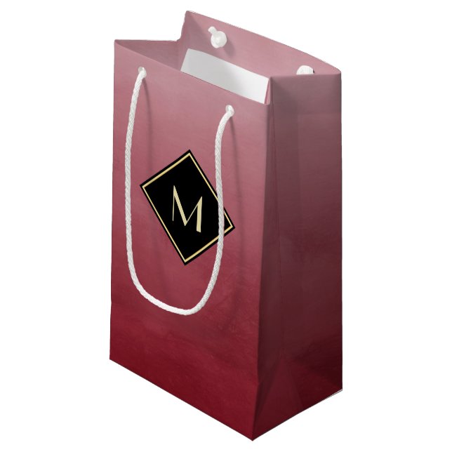 Elegantes Rot mit einfachem Gold Monogramm Kleine Geschenktüte (Vorderseite Schrägansicht)