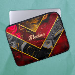 Elegantes rotes, gürtelförmiges Gold Laptopschutzhülle<br><div class="desc">Elegantes rotes schwarzes Gold mädchenhafte geometrische Laptop-Hülle. Um es besonders zu machen, ist es auch mit Monogramm und personalisiert mit Namen, Initialen oder beliebigem Text, klicken Sie auf den Link "Weiter anpassen" und verwenden Sie das Design-Tool, um das Design zu ändern, wenn Sie möchten. Schöne, moderne und coole Laptop-Hülle. Zeigen...</div>