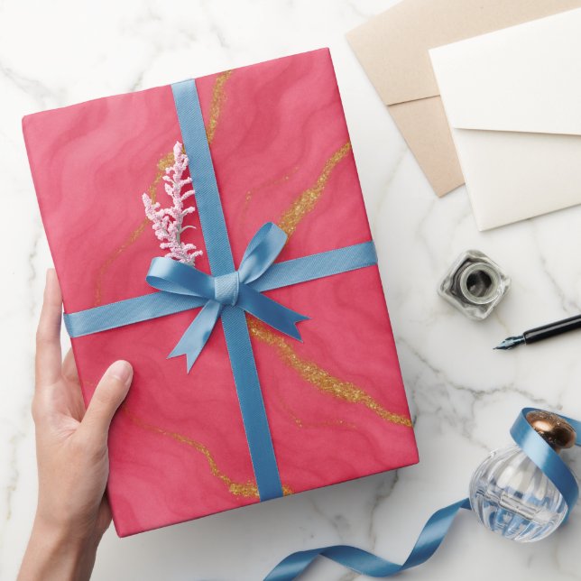 Elegantes rotes und goldenes Marmor Luxuswrapping  Geschenkpapier (Schenken)