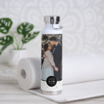 Elegantes Round-Frame-Monogramm-Foto Trinkflasche<br><div class="desc">Modernes Monogramm und personalisiertes Foto.</div>