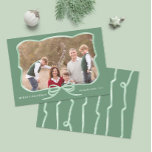 Elegantes Sage Bow Foto Rahmen Frohe Weihnachten<br><div class="desc">** Foto-Kredit: Fotografie © Storytree Studios, Stanford, CA ** Elegante Aquarell Weihnachten Foto-Karte Design mit einem sage-grünen Band-Rahmen mit Doppelbogen vor einem dunkelgrünen Hintergrund und einem Band gestreift grün Rückseite. Die Aquarellelemente wurden ursprünglich von mir in Aquarellfarben auf 100% Baumwollpapier gemalt, bevor sie gescannt und arrangiert wurden. Sie können die...</div>