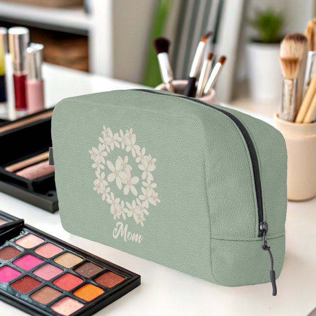 Elegantes Sage Green Imitats Leather Look Blumenre Waschbeutel (A pretty sage green toiletry bag with space for your name)