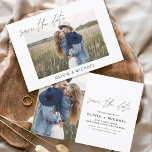 Elegantes Save the Date Script Foto Minimalistisch<br><div class="desc">Hochzeit Speichern Sie die Datumskarten,  die ein Foto auf der Vorder- und Rückseite haben. Die Save the Date-Karten enthalten eine moderne,  handgeschriebene,  kursive Schriftzeichen-Typografie,  die elegant,  einfach und modern nach einem einfachen Hochzeitstag-Fest zu verwenden sind.</div>