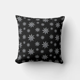 Elegantes Schneeflockenmuster auf Schwarz Kissen