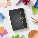 Elegantes Schwarz-Gold-Muster - Monogramm iPad Pro Hülle<br><div class="desc">iPad-Abdeckung ⭐ 100% anpassbar. *****Klicken Sie auf KURZE SCHALTFLÄCHE, um den Text hinzuzufügen, zu löschen, zu verschieben, zu verändern, umzudrehen, zu drehen, etc... alle Grafiken oder Texte. ⭐ 99% meiner Designs in meinem Geschäft sind in Schichten gemacht. Dadurch können Sie die Größe und den Text leicht verändern und verschieben, sodass...</div>