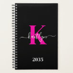 Elegantes Schwarz-Hot-Pink-Script-Monogramm Planer<br><div class="desc">Dieser schlichte, elegante, schwarze 5.5 x 8.5 Soft-Planer mit Ihrem Vornamen in einem trendigen Script-Schriftart in Weiß tippt Ihren ersten Start in einem modernen Kappe-Schriftart in heißen Rosa ist perfekt für Sie. Es ist stilvoll und trendig und dennoch sehr klassisch. Es wird behaltend Termine, Treffen, Termine, Hausaufgaben leicht zu behaltend...</div>