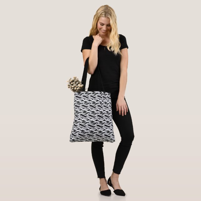 Elegantes Schwarz und Weiß Tasche (Am Model)
