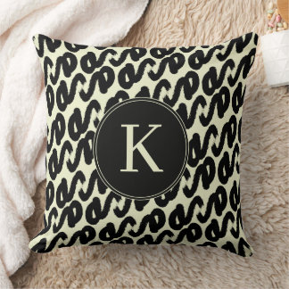 Elegantes Schwarz-Weiß-Abstraktmuster-Monogramm Kissen