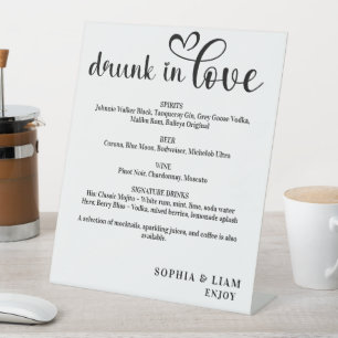 Elegantes Schwarz-Weiß-Menü für eine Hochzeit mit Sockelschild