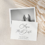 Elegantes Schwarz-weißes Foto Back Wedding Horizon Save The Date<br><div class="desc">Diese Save the Date horizontale Ankündigungskarte enthält eine elegante Schriftzeiche und Ihren eigenen Text,  auf der Rückseite befindet sich ein Schwarz-Weiß-Foto. Verwenden Sie die Vorlage,  um Ihre Informationen hinzuzufügen. Die Farben und der Filter der Foto-Maske können mit dem Design-Tool geändert werden.</div>