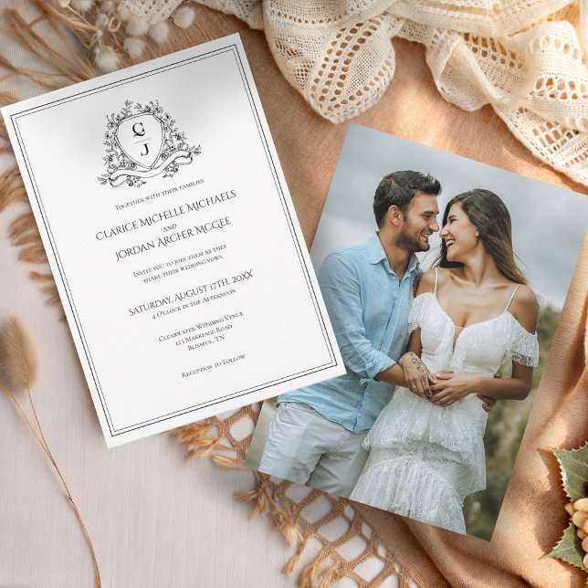 Elegantes Schwarz-weißes Foto Monogram Wappen Wedd Einladung (Von Creator hochgeladen)