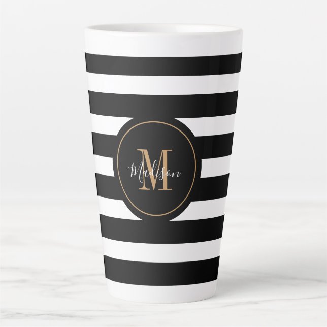 Elegantes Schwarz-weißes Gold Script Monogram Milchtasse (Vorderseite)