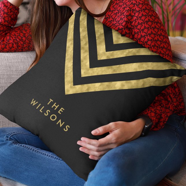 Elegantes Schwarzes Familienname Zickzack Muster Kissen (Von Creator hochgeladen)
