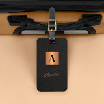 Elegantes Schwarzes Gold-Monogramm und Namensskrip Gepäckanhänger<br><div class="desc">Luxuriöse moderne Monogramm-und Signatur-Drehbuch-Namen personalisiert Gepäck-Tag mit einem Imitat metallische Kupfer-Quadrat aus Gold mit Namen initialisiert auf einem schwarzen Leder wie (PRINTED TEXTURE) Hintergrund.                könnte ein stilvolles Geburtstag,  Hochzeit,  Weihnachten oder ein anderes Anlass oder Jubiläum sein.</div>