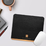 Elegantes schwarzes Ledergold mit Monogramm Mousepad<br><div class="desc">Luxury exklusiv looking office or personal monogrammed mouse pad featuring a fopper metallic gold glitter square with your monogram name initials and a sparkling stripe over a stylish black leather background. Suitable for small business, corporate or independent business professionals, personal branding or stylists specialists, makeup artists or beauty salons, boutique...</div>