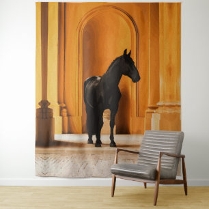 Elegantes schwarzes Pferd in goldenem Torbogen Wandteppich
