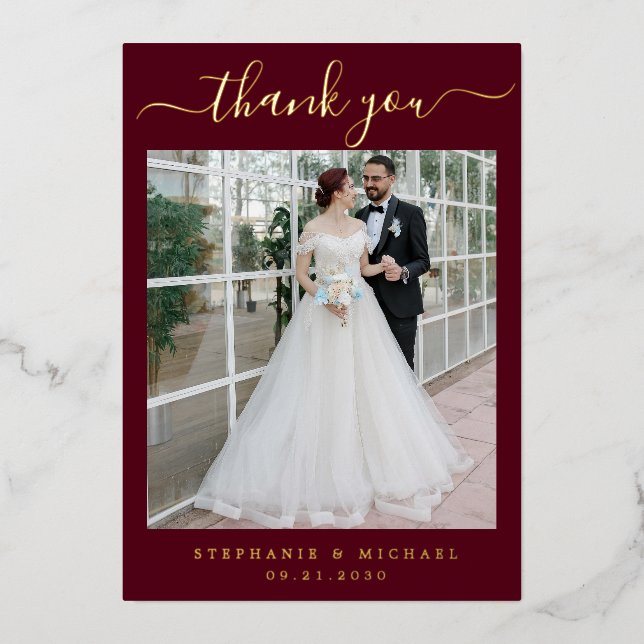 Elegantes Script 2 Foto Wedding Burgundy Gold Folieneinladung (Vorderseite)