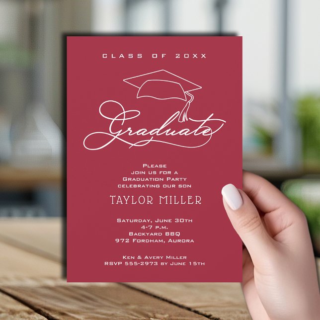 Elegantes Script auf Crimson-Abschluss Einladung (Elegant white script and grad hat crimson red graduation party invitations)