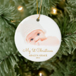 Elegantes Script Baby's First Christmas Foto Gold Keramik Ornament<br><div class="desc">Dieser runde Weihnachtsschmuck bietet dem Baby das erste Weihnachtsthema. Der Text "Mein 1. Weihnachten" erscheint in einem eleganten goldenen Skript. Mit dem benutzerdefinierten Text können Sie den Namen und das Jahr Ihres Neugeborenen hinzufügen.</div>