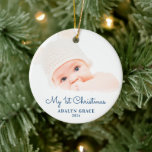 Elegantes Script Baby's First Christmas Foto Keramik Ornament<br><div class="desc">Dieser runde Weihnachtsschmuck bietet dem Baby das erste Weihnachtsthema. Der Text "Mein 1. Weihnachten" erscheint in einem eleganten blauen Schrift. Mit dem benutzerdefinierten Text können Sie den Namen und das Jahr Ihres Neugeborenen hinzufügen.</div>