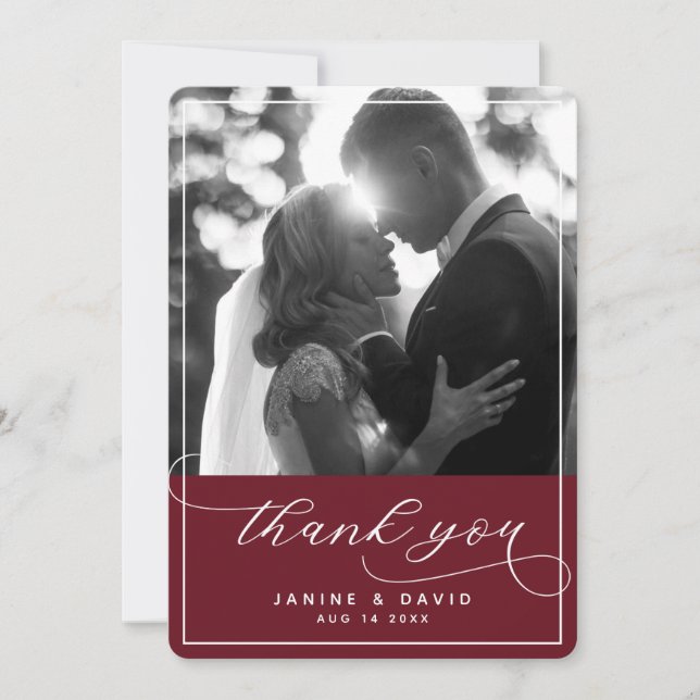 Elegantes Script Burgundy Modern Wedding Foto Dankeskarte (Vorderseite)