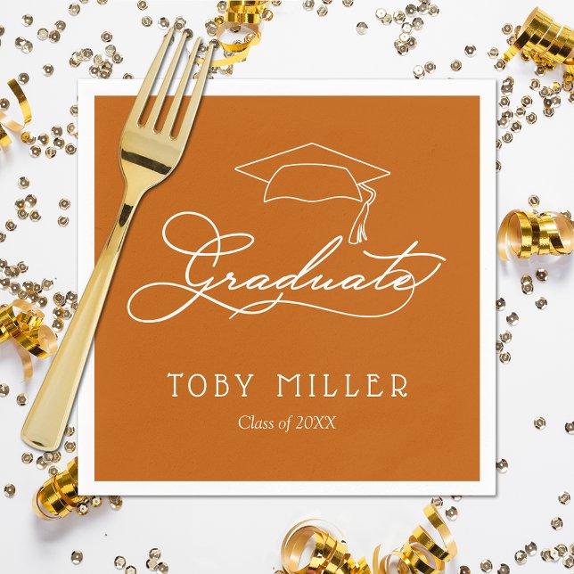 Elegantes Script Burnt Orange Abschluss Napkins Serviette (White script grad cap on burnt orange personalized graduation napkins, paper plates in our store)