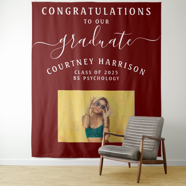 Elegantes Script Calligraphy Abschluss Foto Maroon Wandteppich (Beispiel)