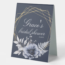 Elegantes Script Floral Dusty Blue Brautparty Tischaufsteller