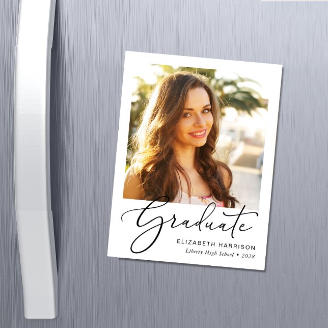 Elegantes Script Foto Abschluss Magnet (An elegant photo graduation announcement magnet to celebrate the graduate's achievements)