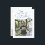 Elegantes Script Foto Frohe Weihnachten<br><div class="desc">Moderne Weihnachtskarte im Foto mit einem schlichten und minimalistischen Design mit "Frohe Weihnachten" in einem eleganten marineblauen Schriftzeichen zusammen mit Ihrem Familiennamen über Ihrem Lieblingsquadrat. Die Rückseite hat ein quadratisches Foto zusammen mit Ihrer personalisierten Nachricht.</div>