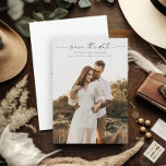 Elegantes Script-Foto Hochzeit Save The Date<br><div class="desc">Ein elegantes Skript-Foto,  das das Datum mit einem vertikalen Foto und einem Minimaltext synchronisieren soll. Klicken Sie auf die Schaltfläche Personalisieren,  um dieses Design anzupassen.</div>